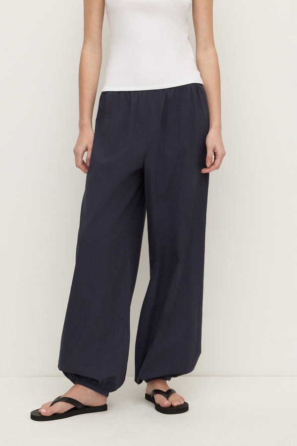 Della_Cotton_Pant_Navy_0598