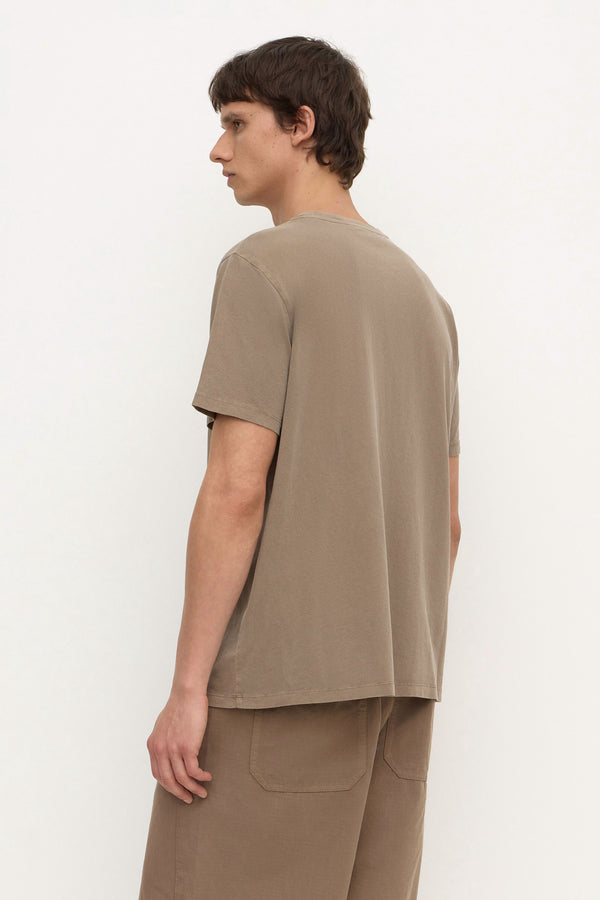 Elijah_Tee_Dark_Sand_0796