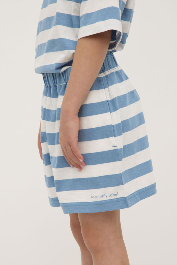 Kids_Atelier_Logo_Stripe_Short_Sea_Blue_Antique_White_0351jpeg