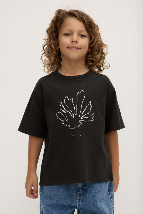 Kids_Coral_Tee_Worn_Black_0327