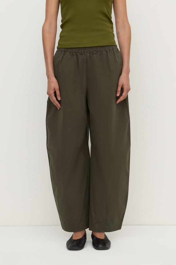 Lola_Barrel_Pant_Dark_Military_0700