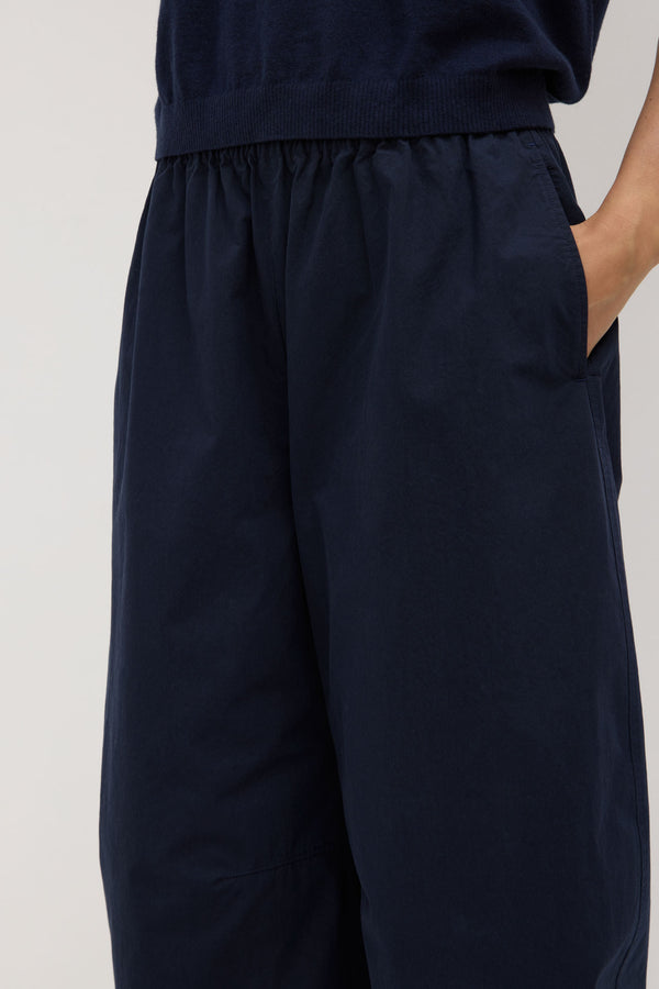 Lola_Barrel_Pant_Navy_1440jpeg